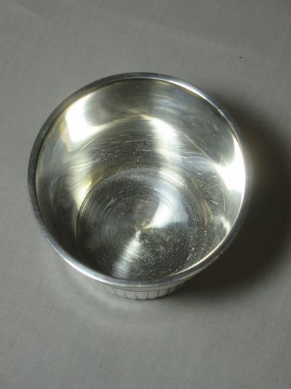 Timbale en métal argenté, gravée 