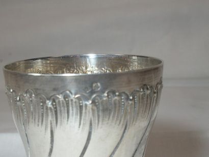 Timbale en argent. Intérieur vermeillée....