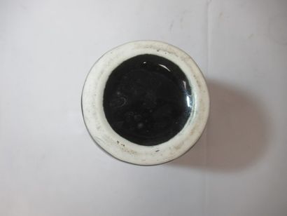 Vase en porcelaine noire à décors peint d'une...