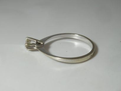 Bague en or jaune rhodié 18k (tête d'aigle),...