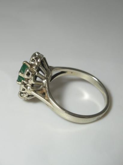 Bague en or blanc, centrée d'une émeraude,...