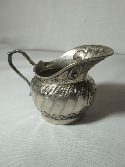 Petit pot à lait miniature en argent (800)....