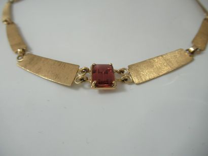 Collier en or jaune orné d'une pierre de...