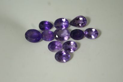 Lot de 11 améthystes taillées. Poids total...