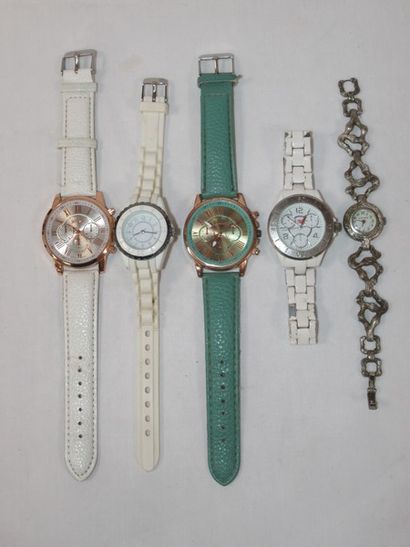 Lot de 5 montres de dame en métal, résine,...
