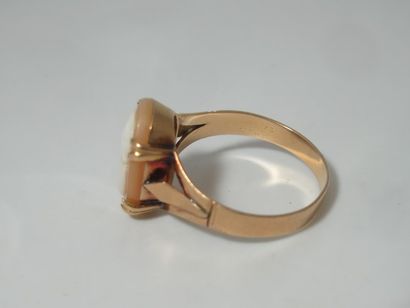 Bague ancienne en or jaune, ornée d'un camée....