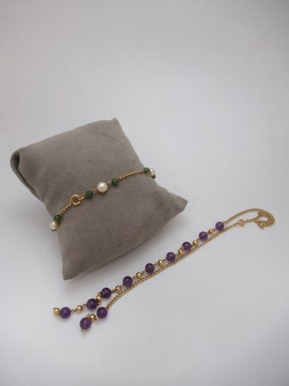 Lot en or jaune, pierres de couleurs et perles...