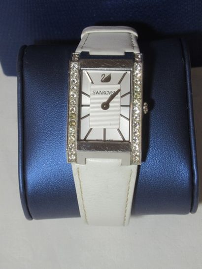 SWAROVSKI Montre pour dame en métal et cuir....
