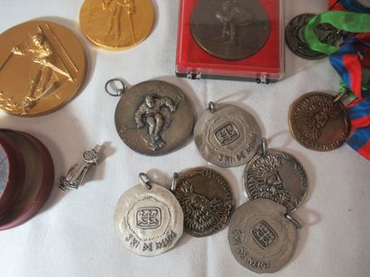 Lot de médailles en bronze et métal. Récompenses...