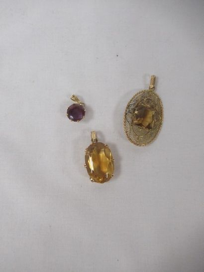 Lot de 3 pendentifs en or jaune, à décor...