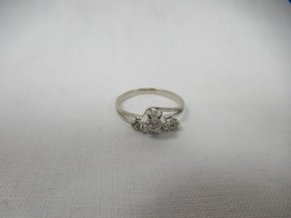 Bague en or blanc, sertie de pierres blanches....
