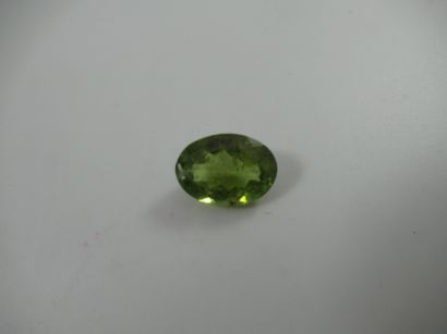 Péridot, ovale, faceté, 5,35 carats. Avec...