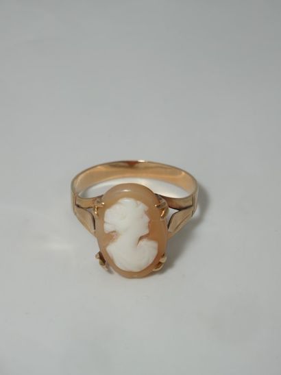 Bague ancienne en or jaune, ornée d'un camée....