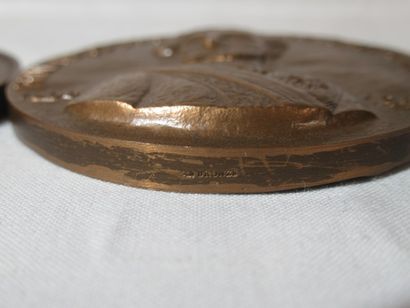 Lot de deux médailles en bronze : René de...