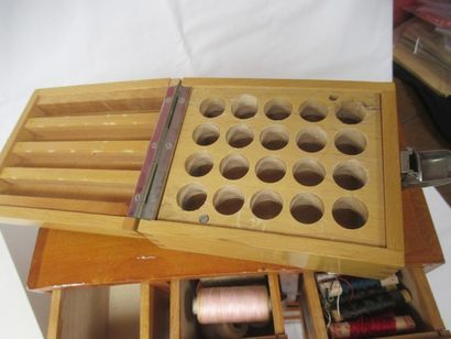 Lot de deux petits meubles en bois et résine,...