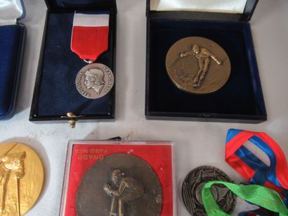 Lot de médailles en bronze et métal. Récompenses...
