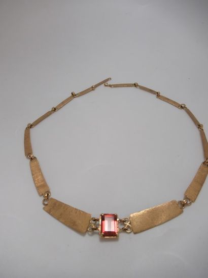 Collier en or jaune orné d'une pierre de...