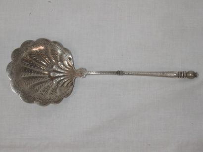 Cuillère à fraise en argent. Minerve. Poids...