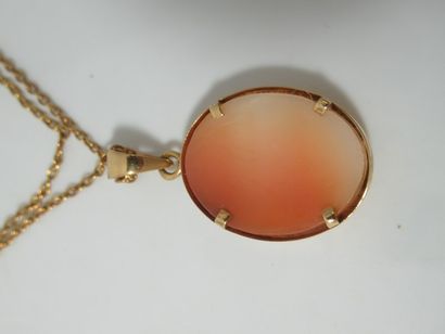 Chaîne et son pendentif en or, orné d'un...