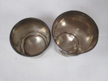 Lot de 2 timbales en argent. Minerve. Poids...