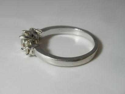 Bague en or 18K, ornée d'un brillant. TDD...