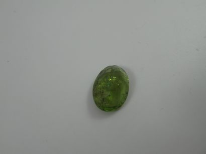 Péridot, ovale, faceté, 5,35 carats. Avec...