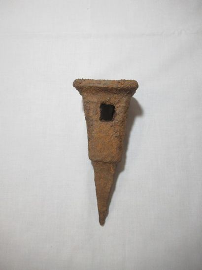 Coin à fendre (?) en fer. Haut.: 18cm (Très...