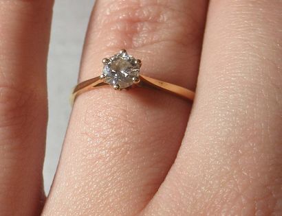 Bague en or jaune 18K (tête d'aigle), sertie...
