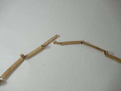 Collier en or jaune orné d'une pierre de...