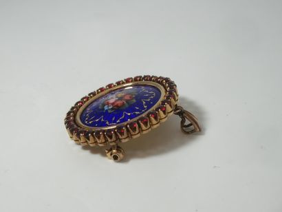 Broche/pendentif en jaune, émail et verroterie....