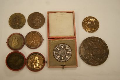 Lot de 7 médailles en bronze. Xxe. 4-8 cm...