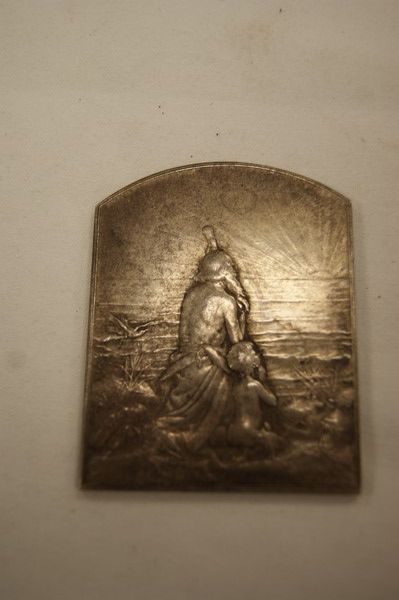Médaille religieuse en argent. 6 x 5 cm Poids...