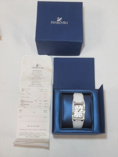SWAROVSKI Montre pour dame en métal et cuir....