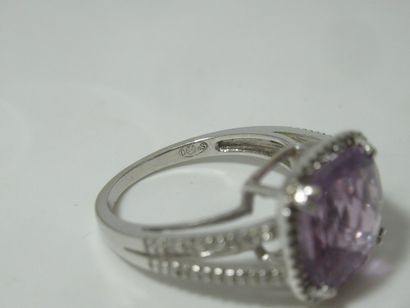 Bague en or blanc 18K (tête d'aigle), ornée...
