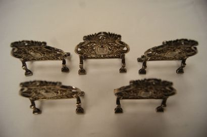 Série de 5 porte-menus en argent. Minerve....