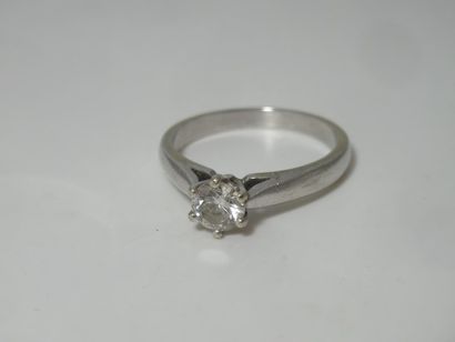 Bague en or 18K, ornée d'un brillant. TDD...