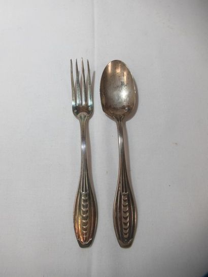 Couvert de baptême en argent . Poids 58g....