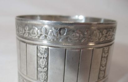 Rond de serviette en argent, à décor de frise...