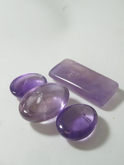 Lot de 4 cabochons d'améthyste. Poids total...