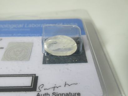 Pierre de lune, cabochon, 7,15 carats. Avec...