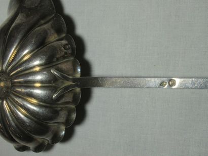 Cuillère à punch en argent, manche en bois...