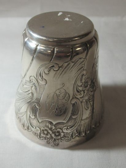 Timbale en argent. Intérieur vermeillée....
