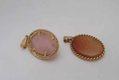 Lot de deux pendentifs en or jaune ornés...
