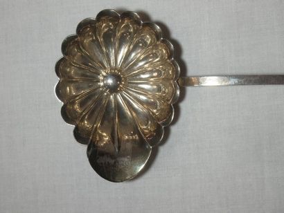 Cuillère à punch en argent, manche en bois...