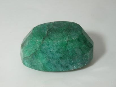 Emeraude, traitée, 180 carats. Avec son certificat...