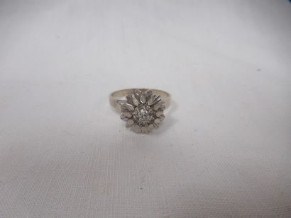 Bague en or blanc, sertie d'un petit brillant....