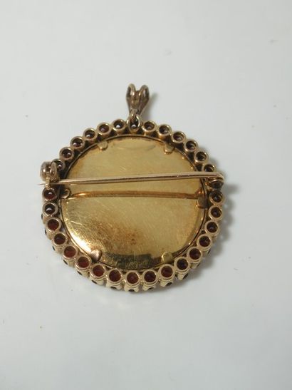 Broche/pendentif en jaune, émail et verroterie....