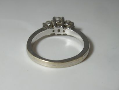 Bague en or 18K, ornée d'un brillant. TDD...