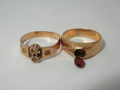 Lot de deux bagues en or. Poids brut : 4,3...