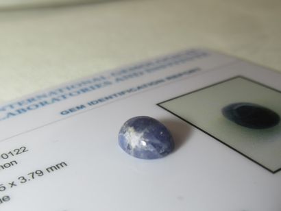 Tanzanite, cabochon, 2,32 carats. Avec son...